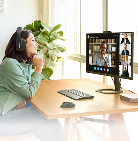 Women is having a meeting Philips video conferencing monitors