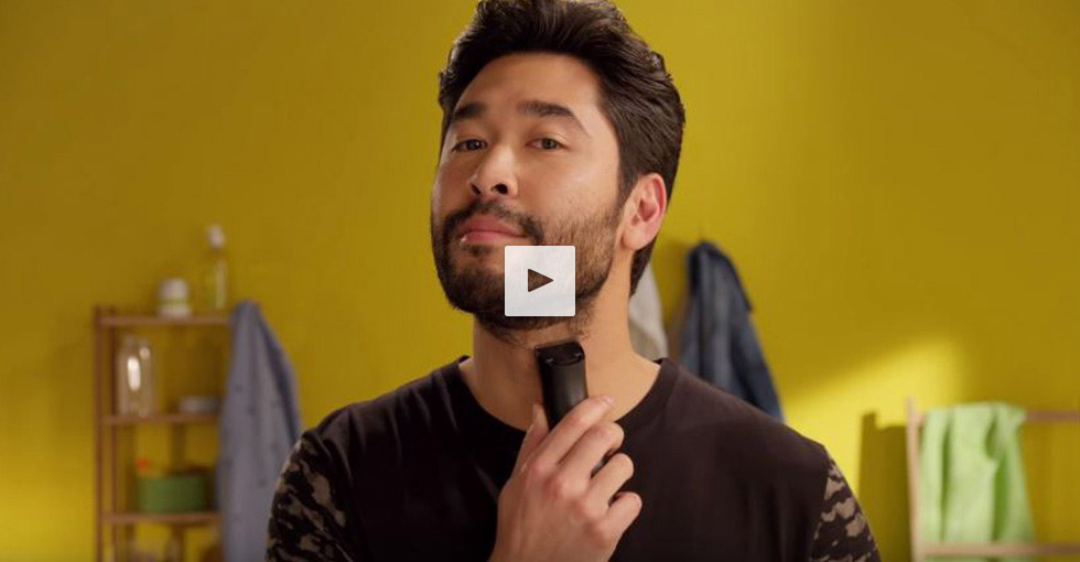 Man using the beard trimmer to create stubble